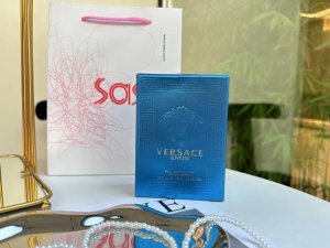 专柜品质 Versace范思哲爱神男士 Ml 如果说香水是男生的第二张名片，它则是你表达自我的一部分，代表着你的个性和态度。范思哲Eros是我最喜欢的香水之一！