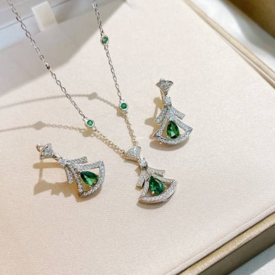 项链 耳钉 Bvlgari 宝格丽 Diva系列 新款 裙子绿钻镂空耳钉 耳拍式 精选德国进口s925纯银材质电镀厚金 不褪色不过敏 奢华高端 耳环