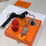 新款Hermes爱马仕钥匙扣钥匙扣加厚版 铂金版。高级精工版 众多网红同款 爱马仕挂饰钥匙扣太考验师傅的手艺了 要确保每个细节都到位不简单 高端定制 男女同款