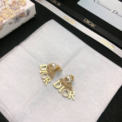 Dior 迪奥 字母耳环 专柜新款上市 美得不要不要的 唯美 浪漫 人手必备款 火爆小红书 精选Zp一致材质 超 Nice