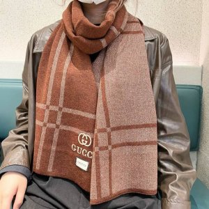 专柜最新款古奇火爆来袭顶级色织工艺此工艺只有大牌纯正代工厂才有的工艺100%顶级针织加羊绒围巾高尖端产物时尚大牌颜色超正超级柔软保暖亲肤，简单的素色非常大气..