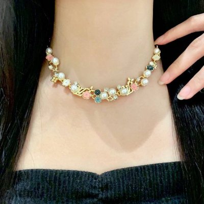 louisvuitton以 经典花纹图案设计 双花 款设计方式吊坠Lv品牌标志设计，经典标志理念、演绎典雅也流行项链．时尚潮流百搭款．非常抢眼显白、专柜同款 黄