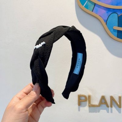 配包装 Prada 普拉达 新款潮流发箍。气质女神必备单品。非常百搭，时尚潮流， 戴上它满满的高大上。
