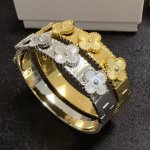 新款上市Vca四叶草窄版手镯经典来袭Classic Arrival梵克雅宝手镯进口精钢材质复刻 黑白四叶草完美刻画出夺目自然美感半圈四叶草设计更给这款璀璨的手镯