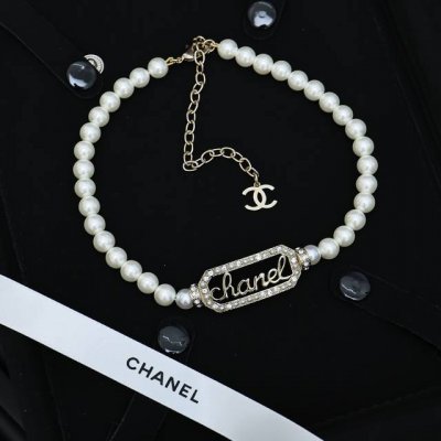 chanel 镂空方形字母珍珠项链 香奶奶珍珠项链真的是氛围感满满 镂空方块字母Choker佩戴也是精致感满满