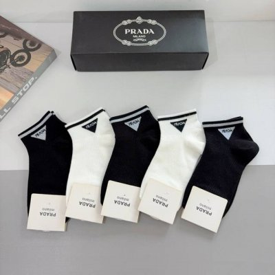 配包装 一盒5双 Prada 普拉达 新款短筒袜子，纯棉面料，经典三角标Logo 个性时尚百搭款，你值得拥有哦