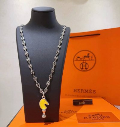 真的会心动 Hermes 爱马仕项链 猪鼻子H项链系列首饰 进口材质定制.实物质感是真的好 果然大牌的经典款百看不腻 高端链条经典搭配 新品 简单时尚专柜一致