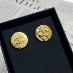 p70 编码E2813 0247820 香奈儿耳钉热销爆上新 chan 24 中古圆饼Ab款耳钉 一边熔岩菱格纹理，一边是凹凸面熔岩刻字 复古浓金电镀，非常高级