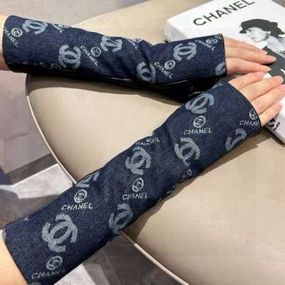 香奈儿新品长款牛仔布加羊皮手套，时尚机车手套，秋冬新品布内里，时尚上手超舒适柔软、百搭！集美女神必备配盒子码数Ml