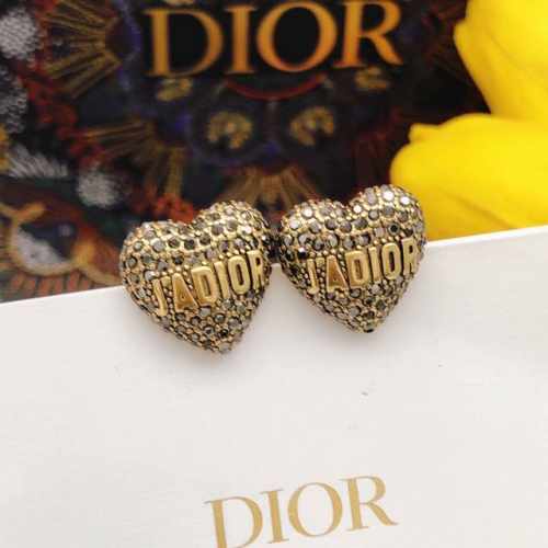 编号Ded0337 迪奥一线大牌都爱的Dior 迪奥 Jadior字母爱心耳钉 复古金属质感逆袭版Dior字母潮范儿抢风头 完全胜任现代年轻人街拍、 度假时尚搭