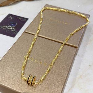 宝格丽项链V金材质。Bvlgari宝格丽 Divas‘ Dream 系列 品相完美，细节无敌，那种独特的色泽完全无可挑剔，再缀以经典指环外形设计，简约之余却又优