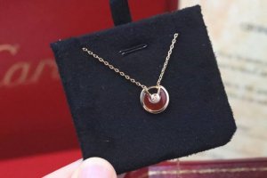 国庆节出游 Cartier卡地亚 红玛瑙护身符 锁骨项链 这款老卡家经典护身符项链 Amulette De Cartier令人心驰神往的珠宝系列 以珍稀宝石雕琢
