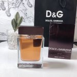 专柜品质 Dg杜嘉班纳 The One唯我男士淡香水100Ml 香 调 木质烟草香调 前 调 罗勒、葡萄柚、胡荽 中 调 小荳蔻、姜、橙花 后 调 烟草调、雪松