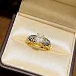 a6005 独立设计师 爆款 中古系列Vintage 小雏菊 四爪 鸽子蛋 戒指 绽放指尖的复古浪漫每一次佩戴 都是一次与时光的对话 戒指上的小雏菊 精致而生动