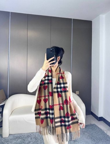 110 Bur 经典羊绒桃心 一年四季皆可使用的单品，而且是衣柜不止一条的专属，出镜率No. 1，巴宝莉羊绒围巾奉上无论男女都可用在这样的季节里拥有一条经典百搭