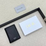 Dior全新推出的双折卡夹是一款高雅的配饰 彰显 Dior 的精湛工艺 这款卡夹采用黑色细工镶嵌粒面牛皮革精心制作 饰以米色和黑色 Oblique 印花面料细节
