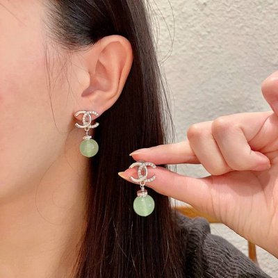 chanel香奈儿 中古 双C耳钉原版复刻Logo 小香家的款式真心无需多介绍每一款都超好看，精致大方，非常显气质.