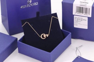 swarovski Hollow 玫瑰金简约双环锁骨项链 用这款非对称链坠突破风格边界P两个点缀着密镶透明仿水晶的相扣圆环，悬挂于项链上，在优雅的摆动中尽绽耀眼