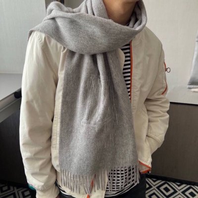 Louis Vuitton 路易威登驴家的男款围巾就且买且珍惜吧 男款真的很少，一年也就出几款，都是出口订单所以比较难遇。男人的东西讲究少而精，好看的男款一定要