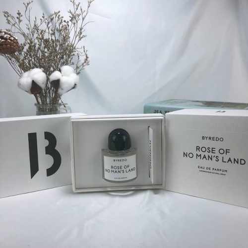 专柜品质 百瑞德Byredo 无人区玫瑰50Ml~单纯说香，无人区玫瑰是一种整整被玫瑰汁子包裹的香水，从前调单刀直入的玫瑰和胡椒来看，就能感觉到它的醇粹和直率，