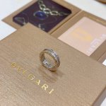 宝格丽项链V金材质 Bvlgari宝格丽 Divas Dream 珐琅系列 品相完美 细节无敌 那种独特的色泽完全无可挑剔 再缀以经典指环外形设计 简约之余却又