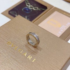 宝格丽项链V金材质 Bvlgari宝格丽 Divas Dream 珐琅系列 品相完美 细节无敌 那种独特的色泽完全无可挑剔 再缀以经典指环外形设计 简约之余却又