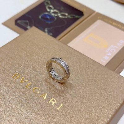 宝格丽项链V金材质 Bvlgari宝格丽 Divas Dream 珐琅系列 品相完美 细节无敌 那种独特的色泽完全无可挑剔 再缀以经典指环外形设计 简约之余却又
