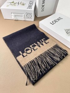Loewe罗威。家法国订单货！75%羊羔毛25%安哥拉羊绒 。180*30Cm，这才是专柜真品成分 手感极好 蓬松感俱佳 官网专柜都有的货品 男女通用 经典款型