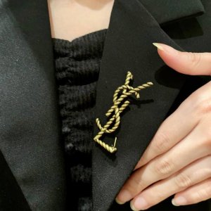 Ysl圣罗兰专柜新款同步上新复古胸针 是最懂女人的饰物 那些倾注了全部心血去做自己的女人 往往更珍惜胸针的意义 圣罗兰女士把胸针别在帽子上 并告诉那些模仿她的时