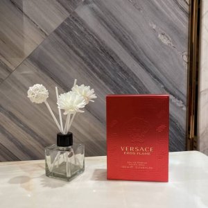 专柜品质 范思晢Versae这款香水颜值太高了 一眼就会被它的颜值所吸引 大气又低调的感觉 瓶身上是浮雕设计 看起来就像一个艺术品 低调的华丽感 真的很适合当礼