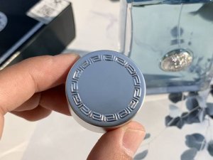 专柜品质 versace范思哲同名经典男士香水 100Ml 香调:木质香调 前味:香柠檬 橙花油 枸橼 苦橙叶 中味:天竺葵 鼠尾草 蓝风信子 雪 后味:乌得木