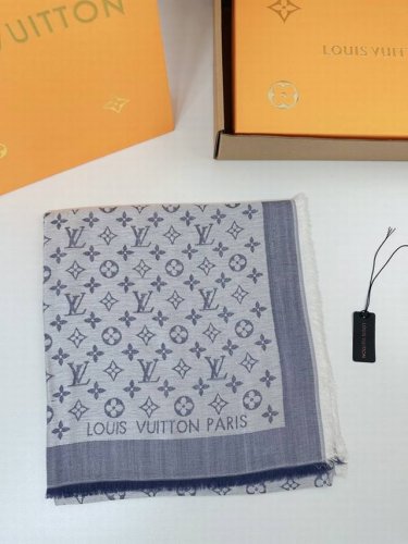 特批： 在穷也要买l家人手必败一条最最经典款louis Vuitton 采用暗纹提花技术重新演绎monogram图案。质地柔软而又温暖，带来令人愉悦的舒适触感，