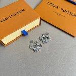 Lv耳钉原版制作、原单货！每一个细节媲美专柜正品，业内仅此一家全世界专柜自购正品打版，这样才能把首饰打造得这么用心完美。随意出入海关与专柜无压力放心戴出去让您成