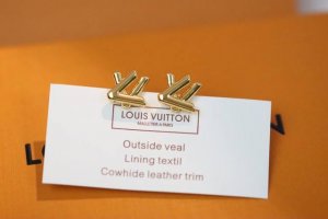P230热销款推荐 Louis Vuitton 经典字母花卉 锁骨项链 以经典花纹图案设计双花款设计方式吊坠Lv品牌标志设计，经典标志理念、演绎典雅也流行项链。