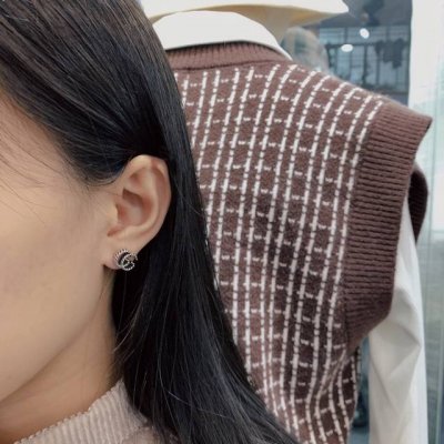 我们出品 双G耳环 入手Zp价格p8500 + Zp为纯银材质 量大咨询客Fu 这款纯银耳环将品牌标志性的双G字母交织图案融入拧花饰带设计 Gu Ci银饰系列经