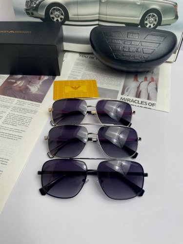 新款品牌：阿玛尼Armani ：原单品质男士偏光太阳镜 材质：高清宝丽来偏光镜片；进口合金金属镜框，板材印字Logo镜腿。看细节就知道大师手工制作设计，做工精致