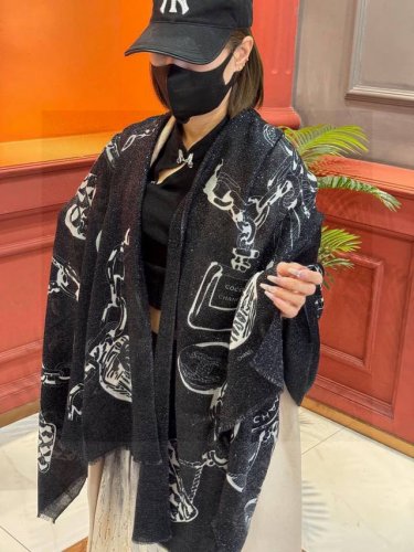 上新 会发光发亮的围巾 新款客供银线羊绒面料长巾 美翻了[流泪] 小香银线图标 ，御用殿堂级极品新款专柜在售 纯羊绒亮片独特设计风格加上富有香家本季特色拼接图案
