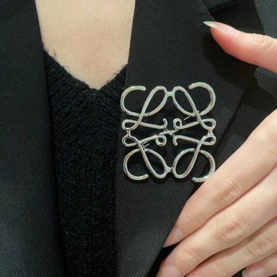 Loewe罗意威新款胸针 高级感满分 简单的线条感 搭配西装和大衣都超高级 包包衣物T恤都可以简单搭配 爱了爱了