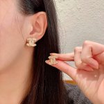 chanel香奈儿 中古 双C耳钉原版复刻Logo 小香家的款式真心无需多介绍每一款都超好看，精致大方，非常显气质.