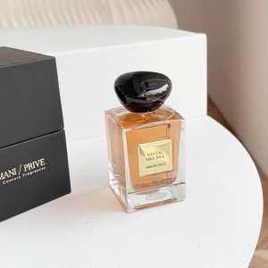 高品质/130 阿玛尼高定私藏颐和清檀香水100Ml |||最初是，喜欢的博主分享这款香时，形容它为：茂盛檀树林里一条清澈的小溪，阳光透过树叶，洒在小溪上，波光