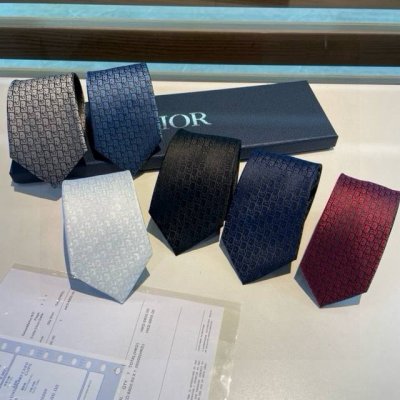 Dior家款新领带 Dior男士Cd提领花带 稀有展现精湛工手与时尚优雅理的想选择 这采款用Do家最经极典具标志性Logo提制花成的领带 以同色调法手演绎的更显