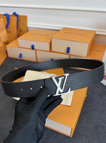 lv Shadow 腰带拥有 Monogram Shadow 皮革的经典风尚和素面皮革的内敛格调，以摩登笔触焕新男士衣橱