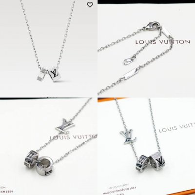 驴家Damier Rings 项链取材莹泽黄铜 为圈环镂刻Lv字母和 Damier图案 以摩登笔触演绎品牌传承 可调节铭纹钩扣确保舒适佩戴 xp1170