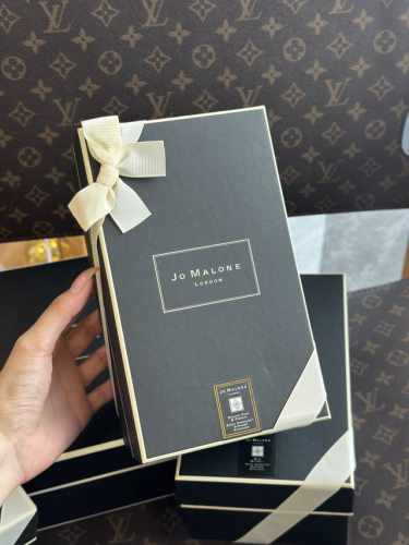 专柜品质 祖马龙在香芬界的名气就不用说太多 它家的香水几乎是款款火爆给大家推荐的这款藤条香薰 作为家居香薰系列受到很多有品味的女士的喜爱目前市场上已经出现了很多