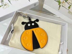 新品 罗意威Loewe 皮质钥匙扣 挂件 车钥匙扣 Beetle Charm系列甲壳虫挂件出货 采用进口小牛皮多色搭配，外配钥匙圈，可挂于包包，其萌趣、可爱的造