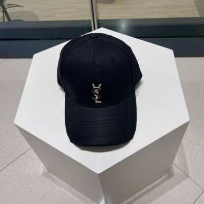 Ysl 圣罗兰推出限定棒球帽 合作联名设计 将运动元素和街头生活文化融入其中 搭配若隐若现的刺绣标识 展现出品牌潮流的一面 小红书爆款~网红明星上头同款