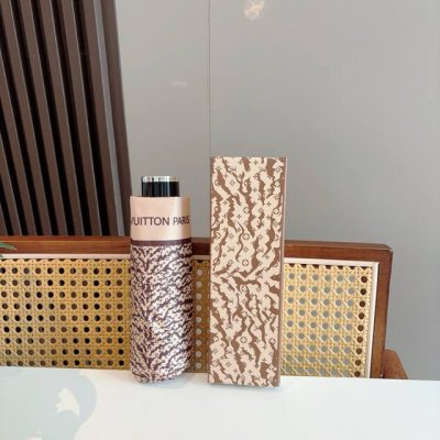 Louis Vuitton 路易威登 五折伞 热卖款 时尚指数爆表 不论晴天雨天使用都相得益彰 拥有它感受风从身体经过的感觉 留下沁人的芬芳 时尚达人必备哦 原