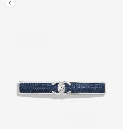 Chanel 爆款银色书包扣双C牛仔蓝发夹 蓝色牛仔面料十银色金属 甜酷感十足搭配书包扣双C细节满满很Y2K的时髦感 佩戴巨好看啊 贵气百搭又减龄