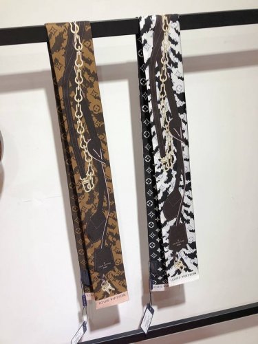 plv2350Lv Tigergram 束发带 虎纹搭配经典链条挂牌 重新诠释Lv经典设计 散发新的活力超多用途 领巾 发带 包包配饰 腰带.....等等等等