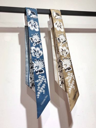 pdo2420迪奥 蝴蝶 丝带蝴蝶和花卉打造代表四季的花卉造型 款式经典 造型修长 两端尖角设计 背面饰以对比鲜明的 Christian Dior 标志提花条形
